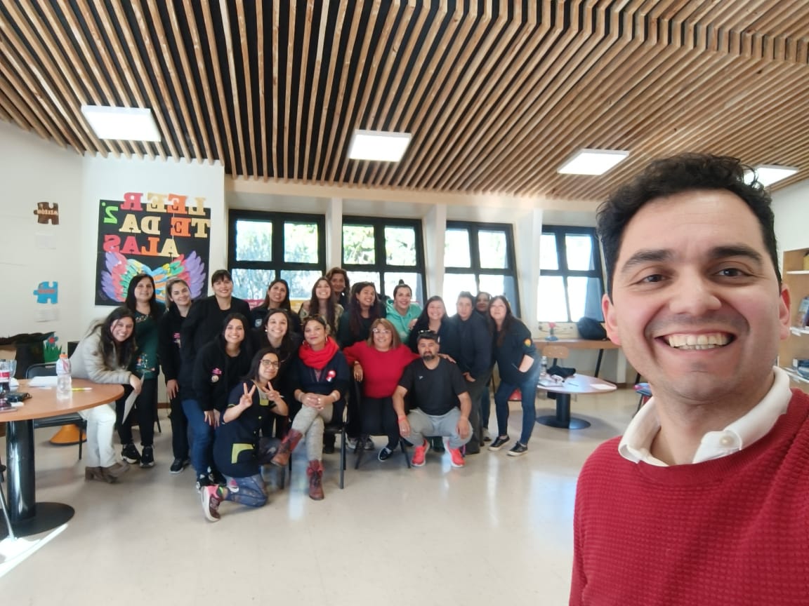 Francisco Ahumada facilitando un taller con un equipo